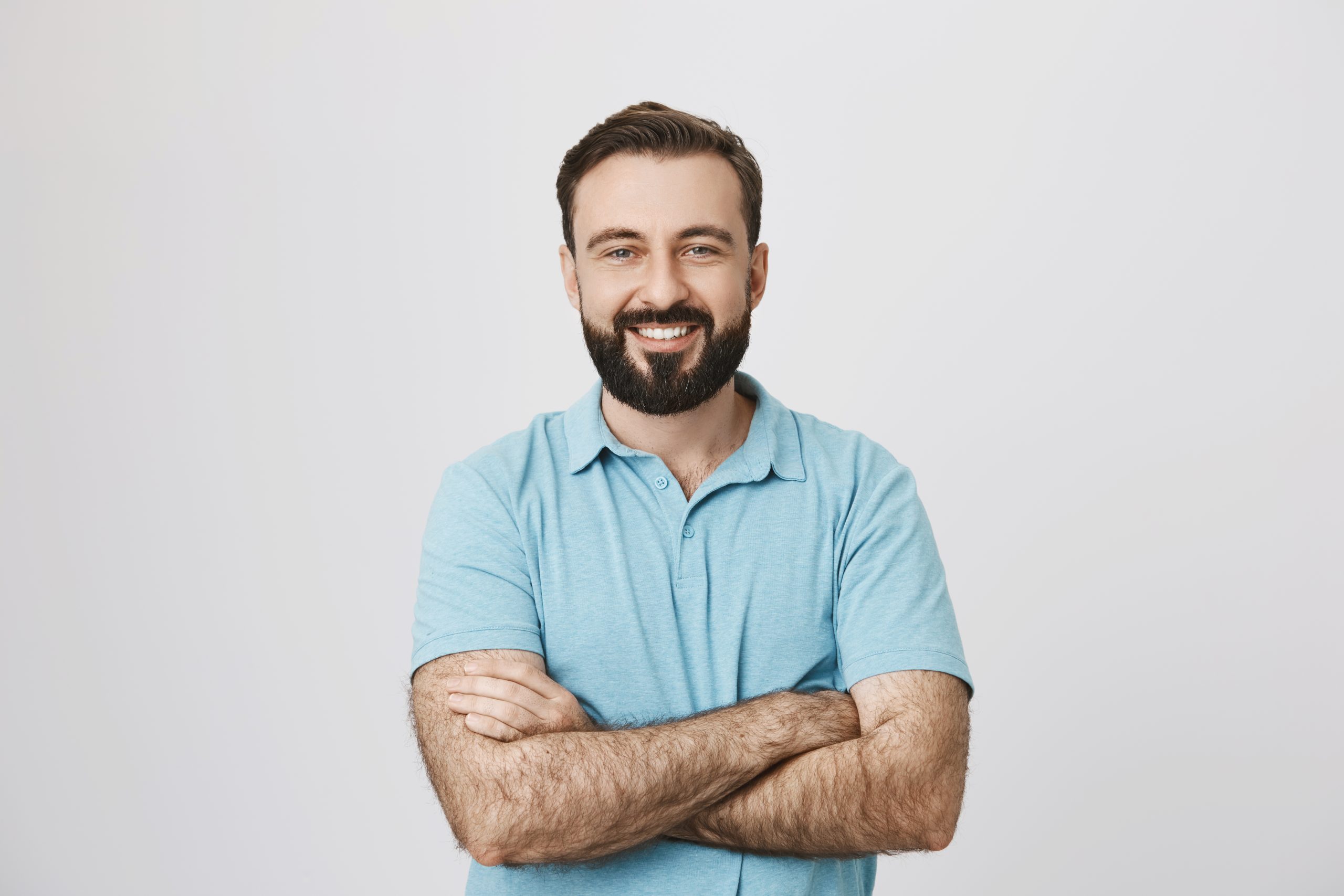 Tutu estudio - Inicio - handsome confident smiling man with hands crossed chest scaled